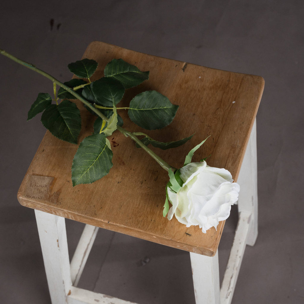 Traditional White Rose 71 cm
