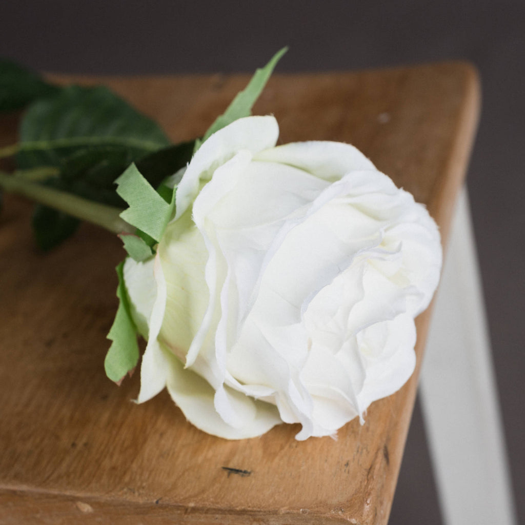 Traditional White Rose 71 cm