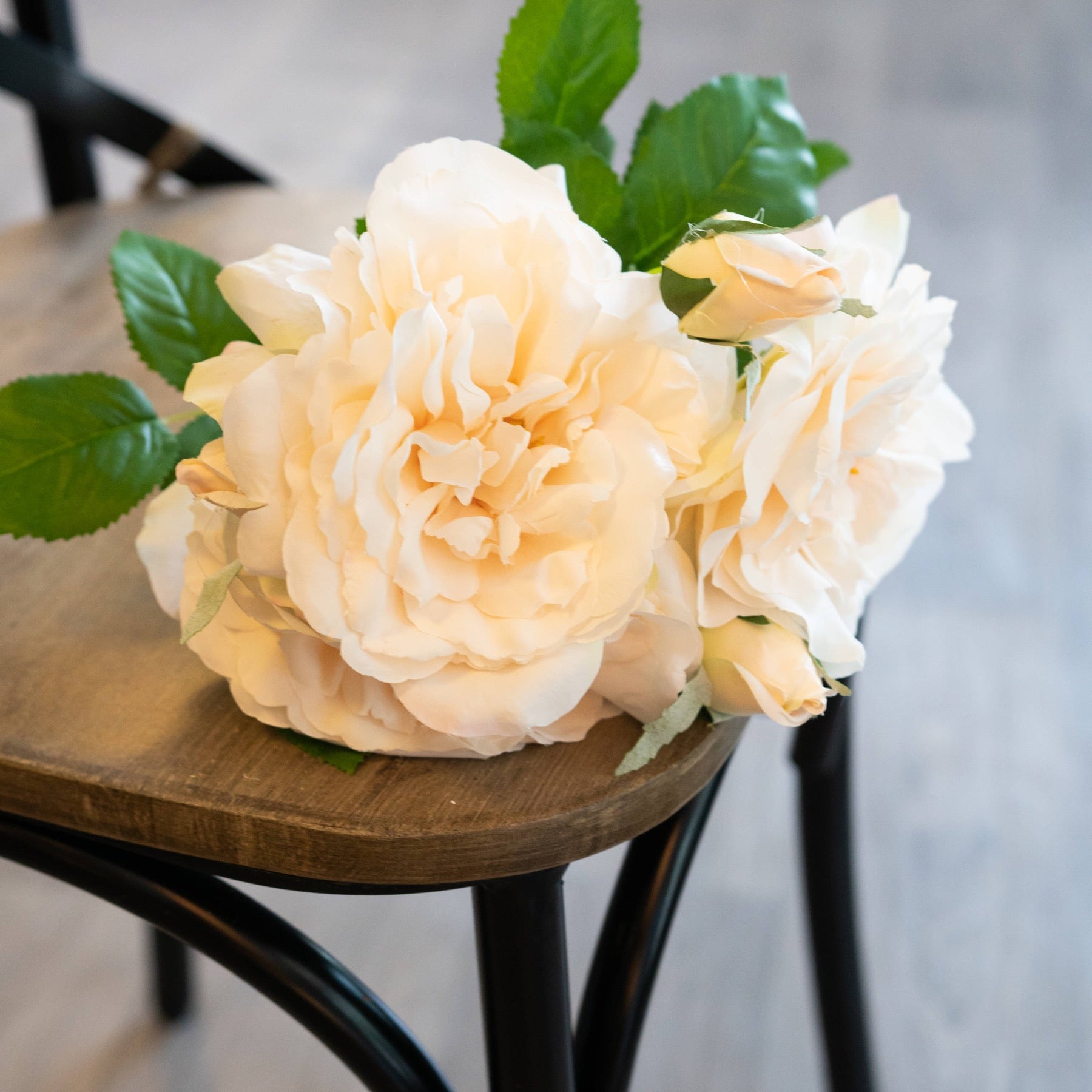 Peachy Cream Short Stem Rose Bouquet 35 cm